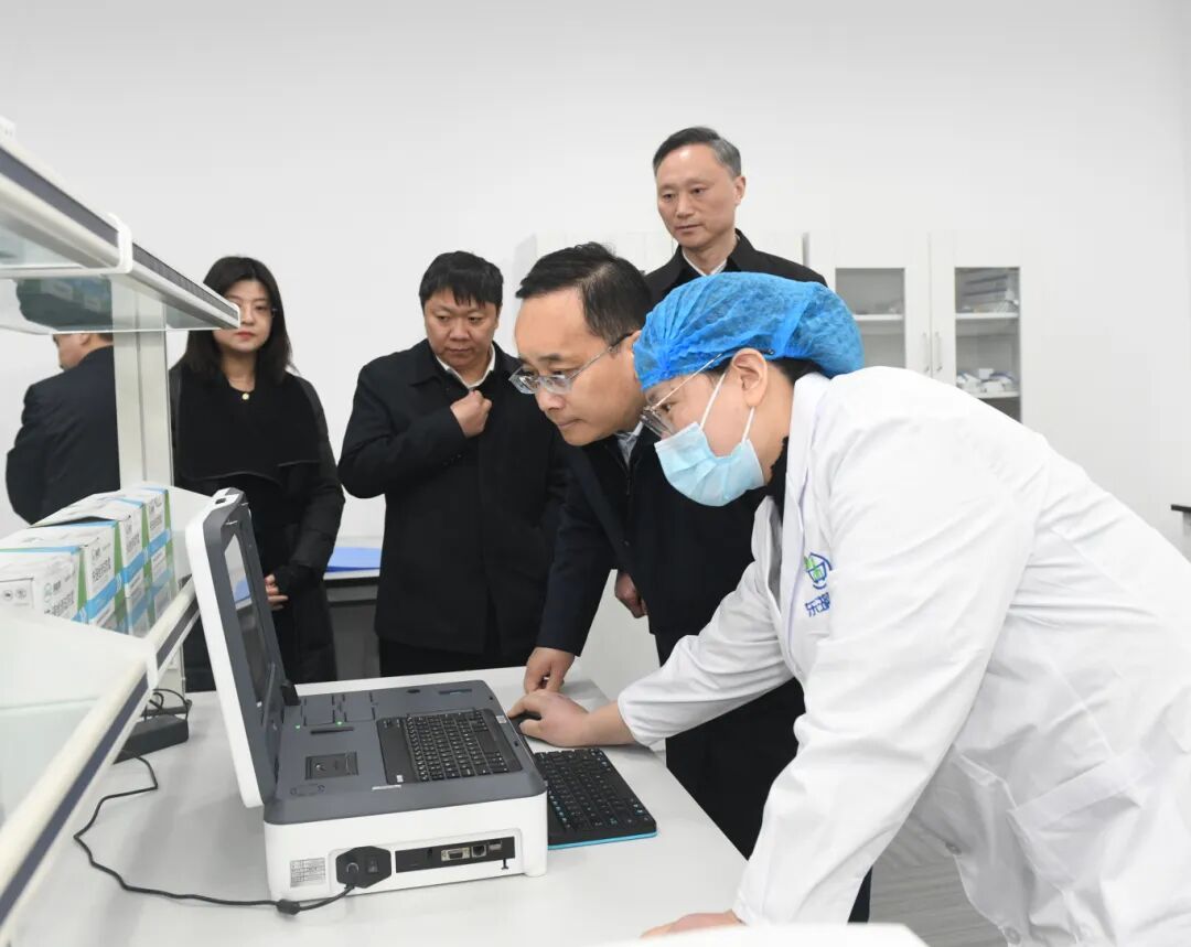 顾坤调研推进食品安全工作