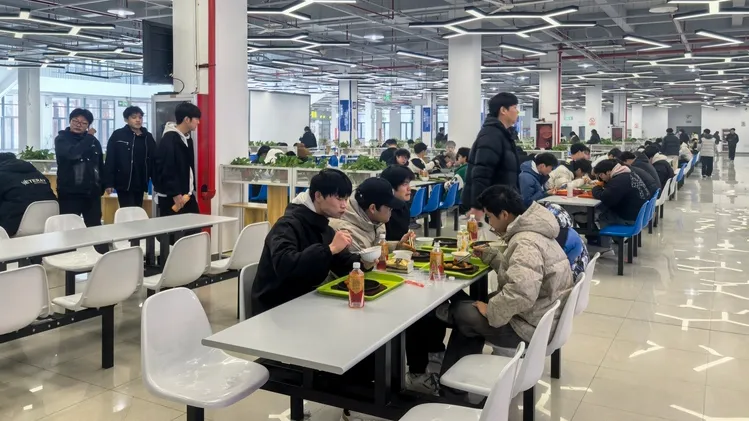 舌尖安全看得见！仪征技师学院“阳光食堂”守护学生幸福“食”光